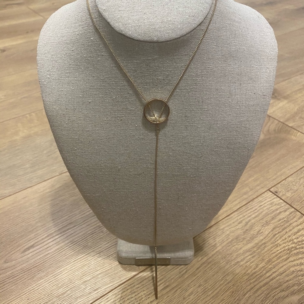 Gold necklace with circle detail